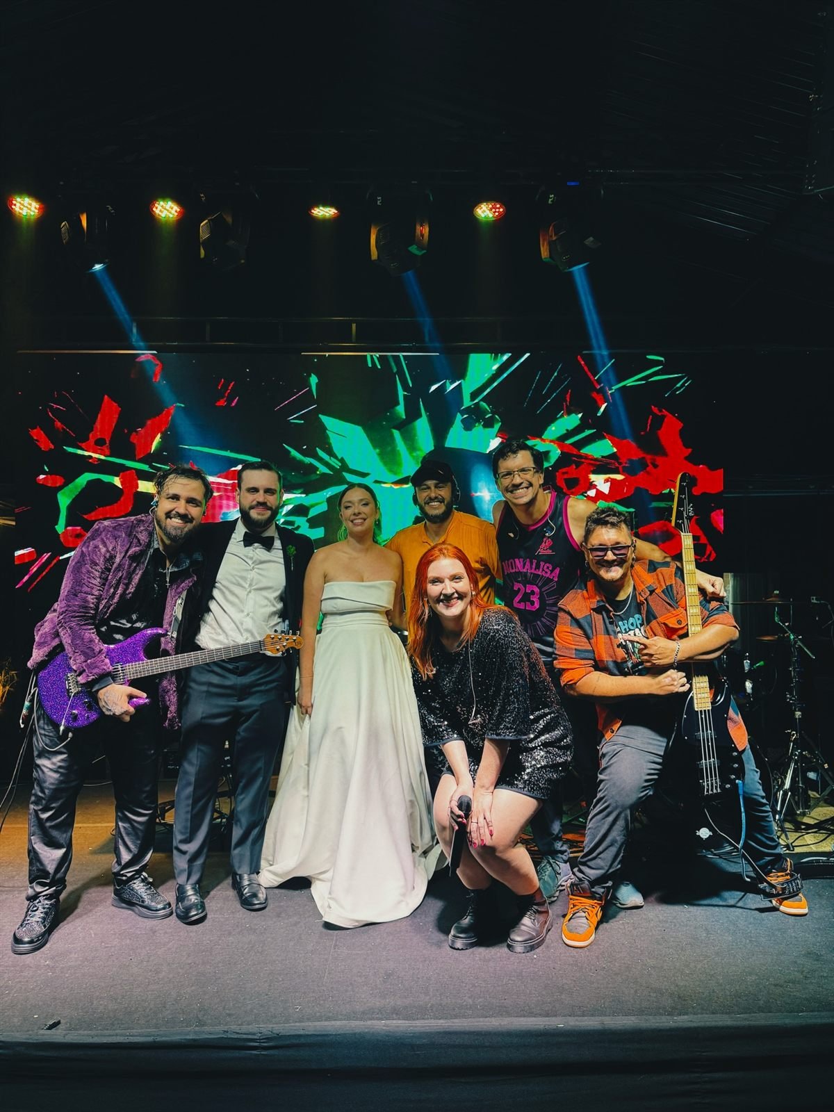 Banda e noivos no palco