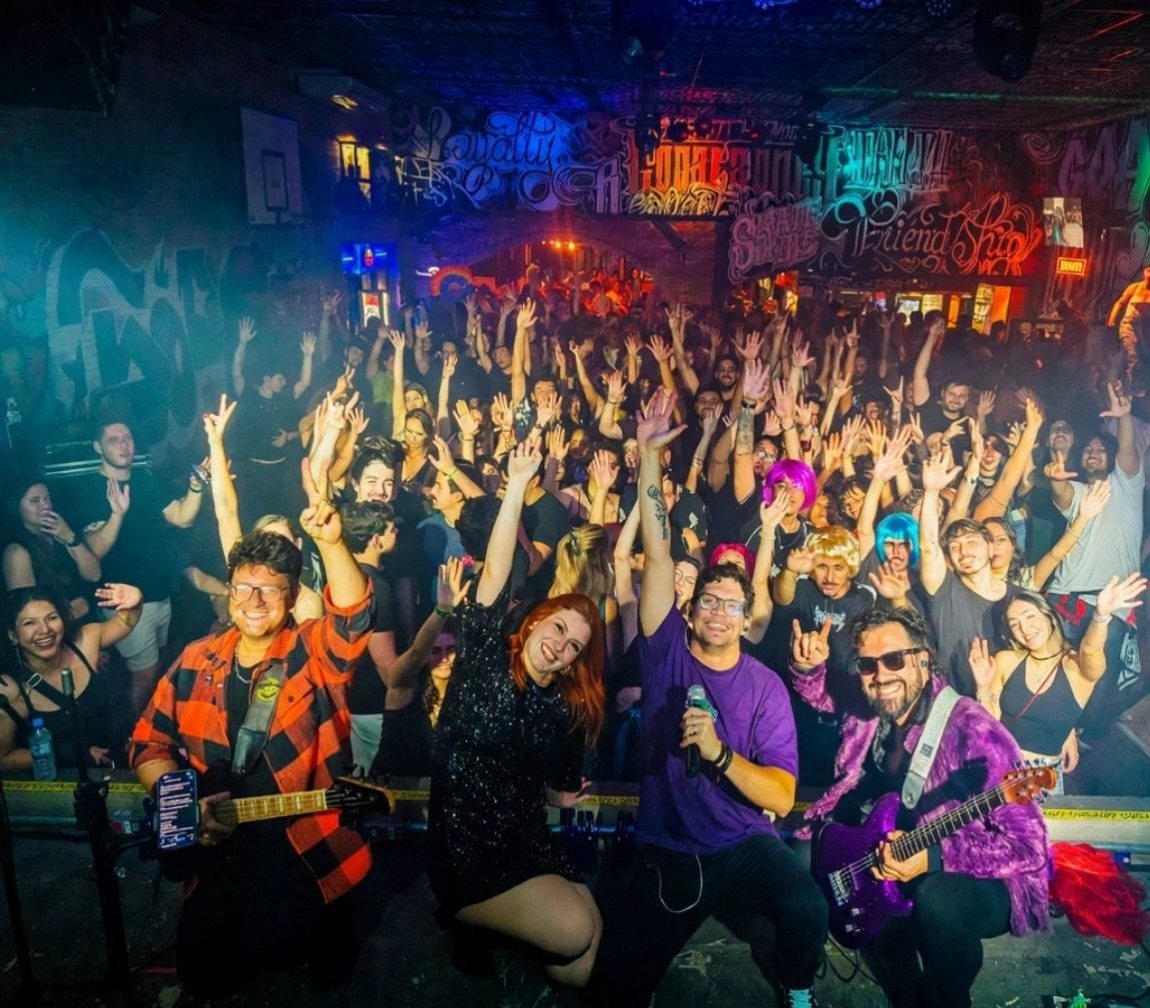 Galera de braços para cima no show da Monalisa