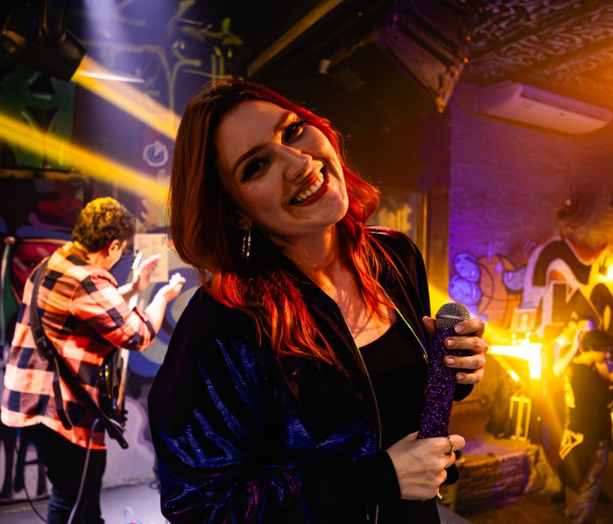 Monalisa no palco com letreiro neon