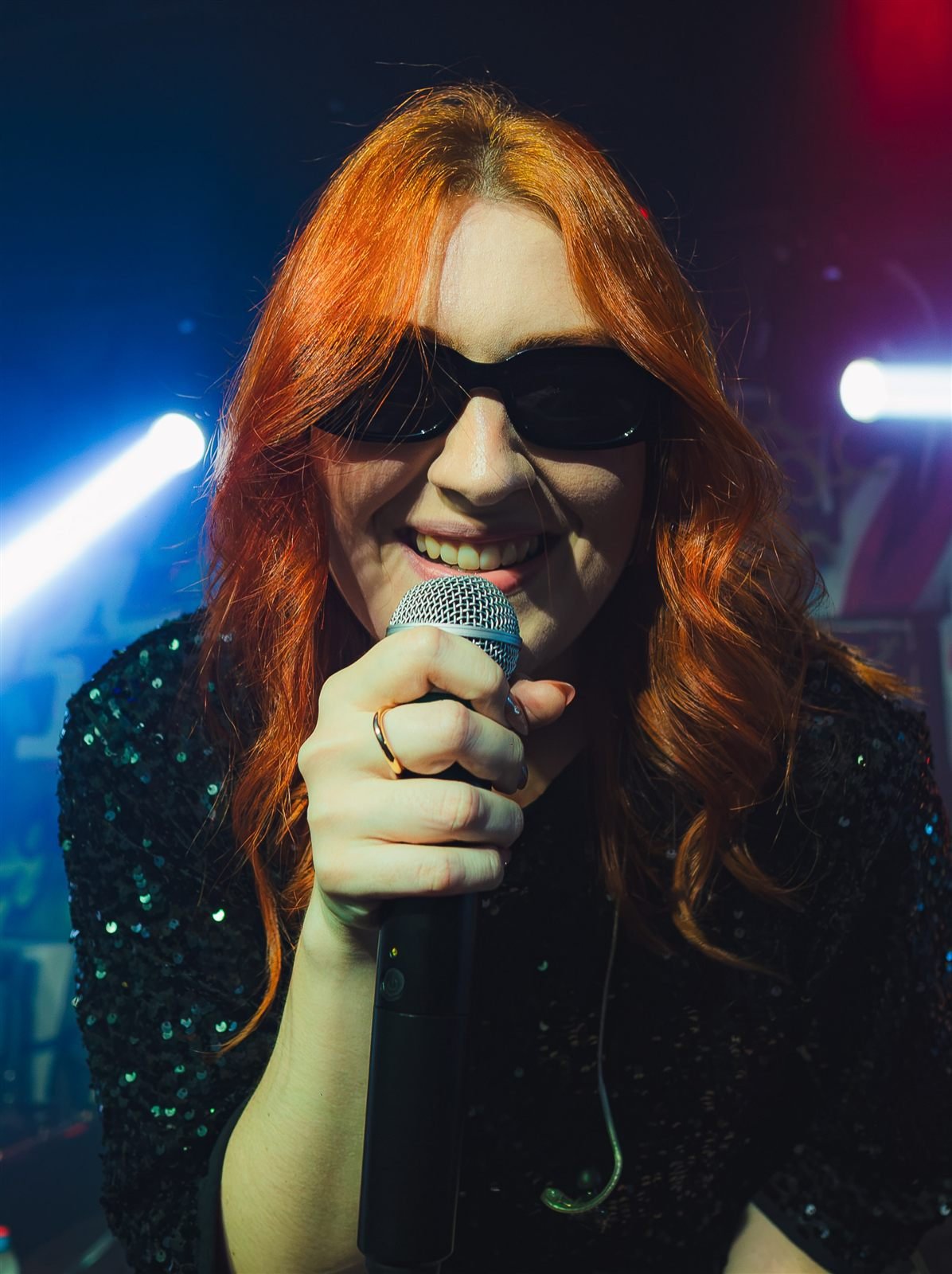 Vocalista da Monalisa cantando